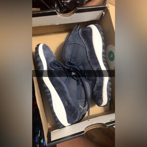 Gently used can send video if needed .No crease Most sipped off.New shoe strings